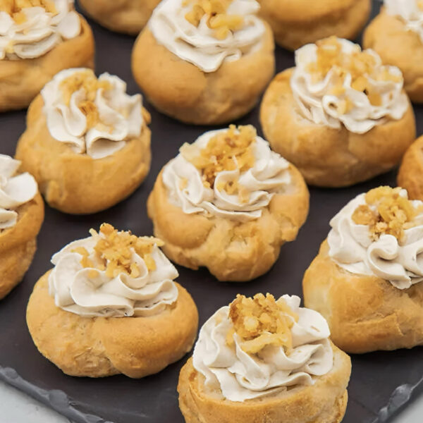 Profiterol sa mousseom od tunjevine i hrskavim lukom 10 kom / 350 g